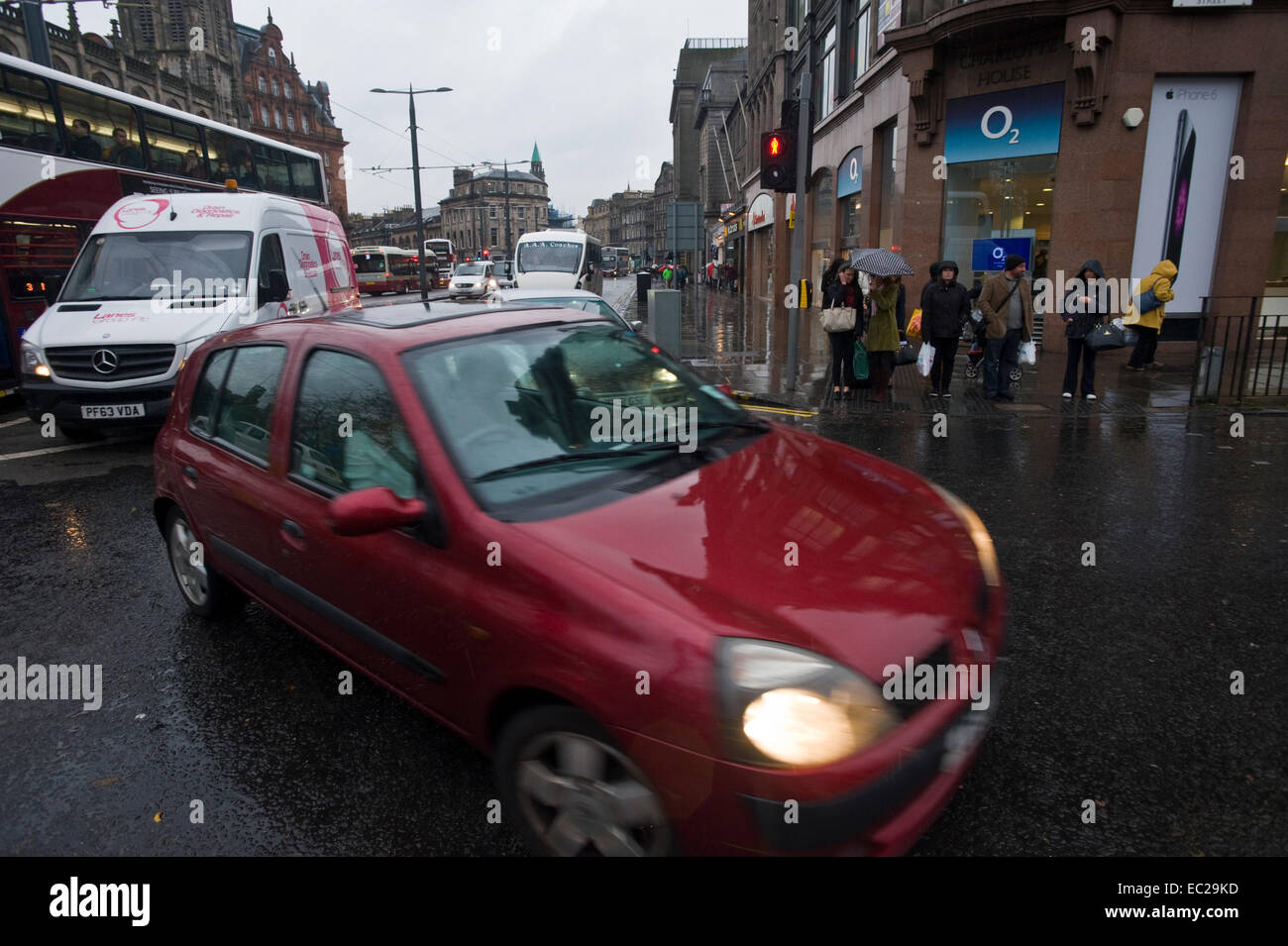 Autos in der Princes Street im Stadt Zentrum Edinburgh Schottland UK Stockfoto