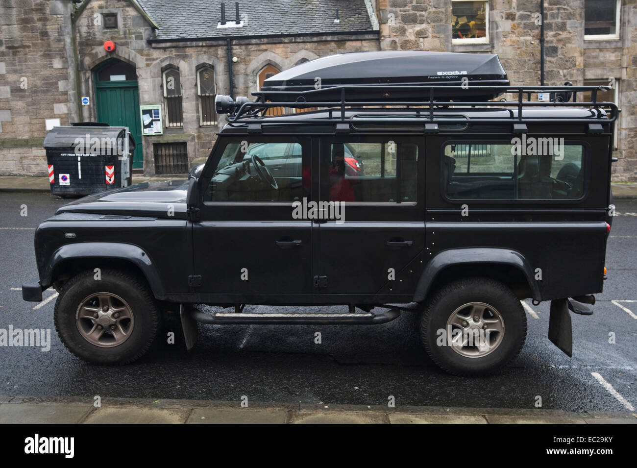 Edinburgh Range Rover Land Rover Defender 110 mit Dachbox geparkt auf Straße im Stadtzentrum ...
