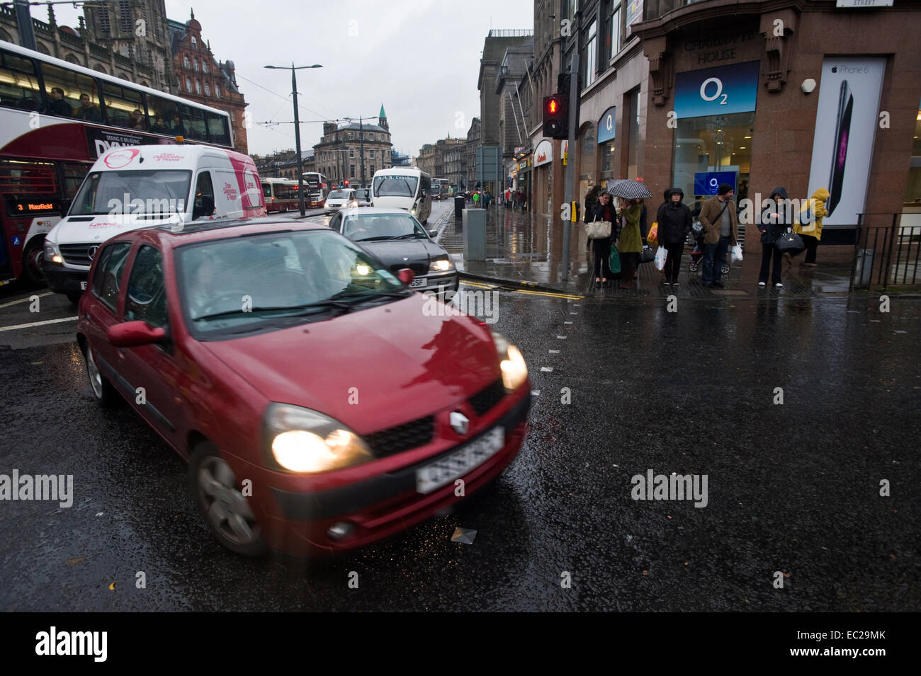 Autos in der Princes Street im Stadt Zentrum Edinburgh Schottland UK Stockfoto