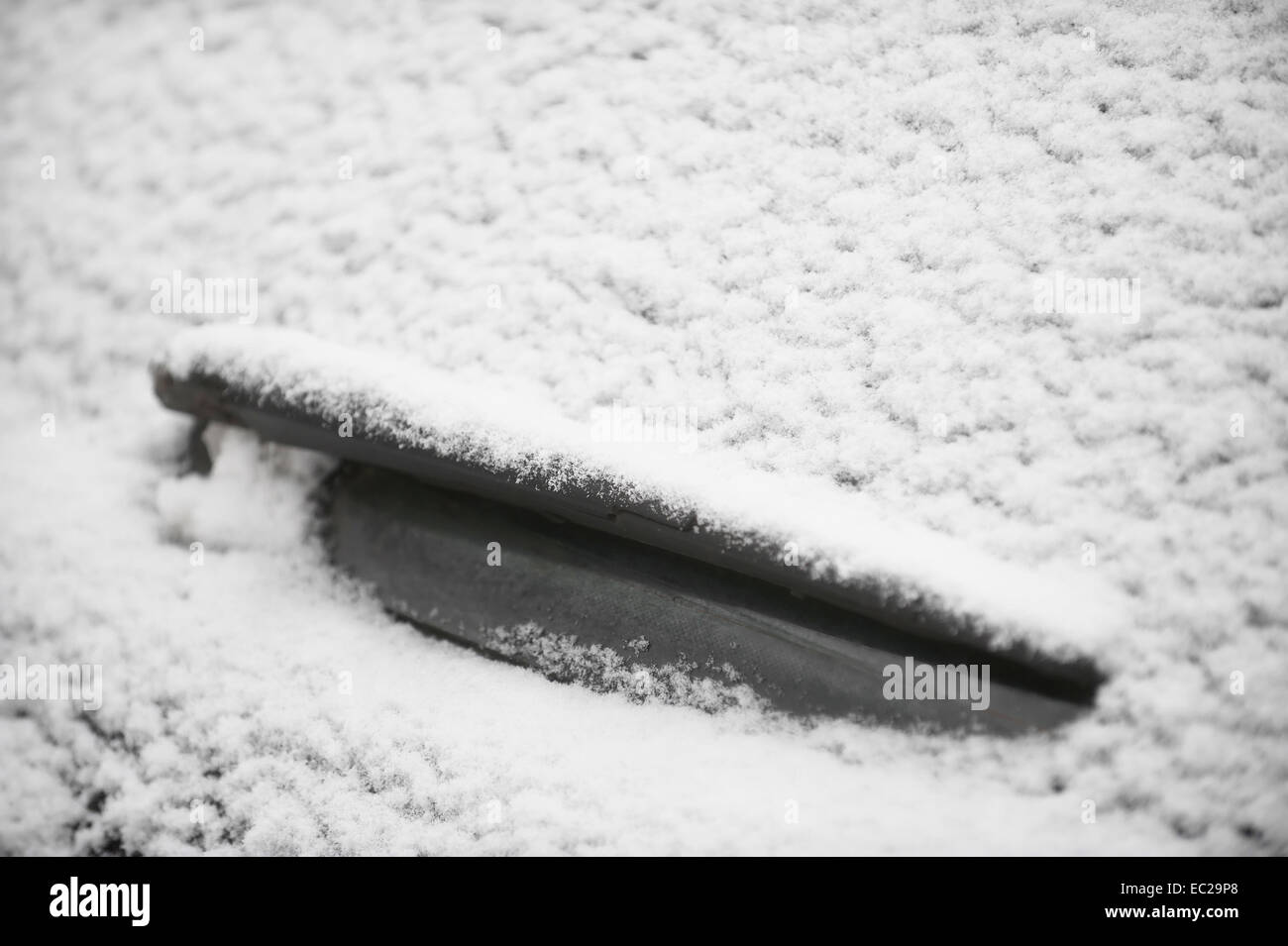 Detail mit einem Auto Scheibenwischer nach Schneefall Stockfoto