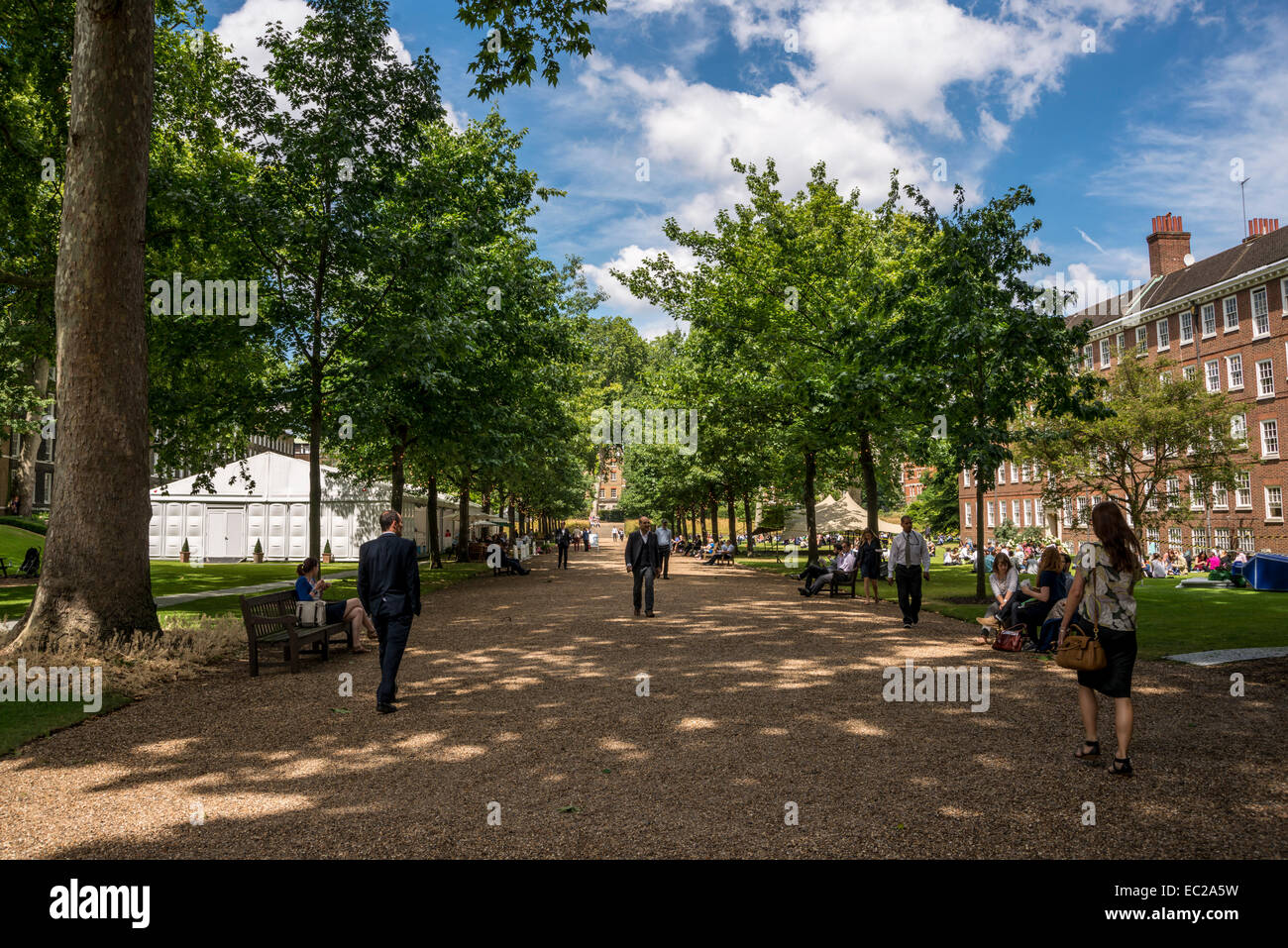 Menschen zu Fuß durch Grays Inn Gardens, London, UK Stockfoto