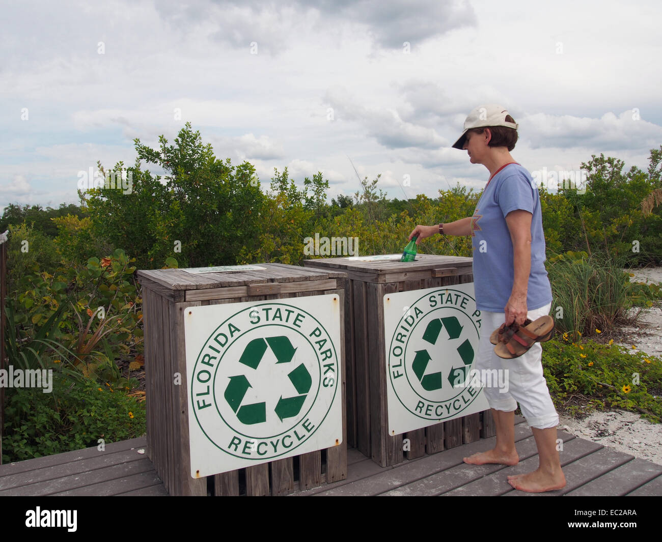 Frau recycling Limo-Flasche im Lovers Key State Park, Fort Myers, Florida, USA, 6. Oktober 2014, © Katharine Andriotis Stockfoto