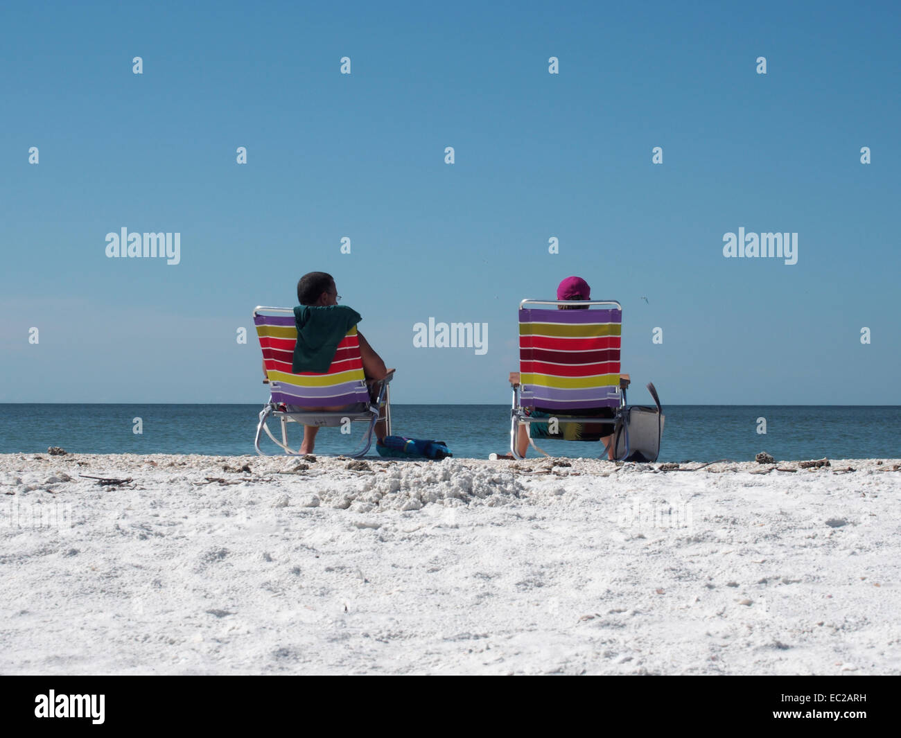 Strandbesucher in Side-by-Side Stühle auf Tigertail Beach, Marco Island, Florida, USA, 9. Oktober 2014, © Katharine Andriotis Stockfoto