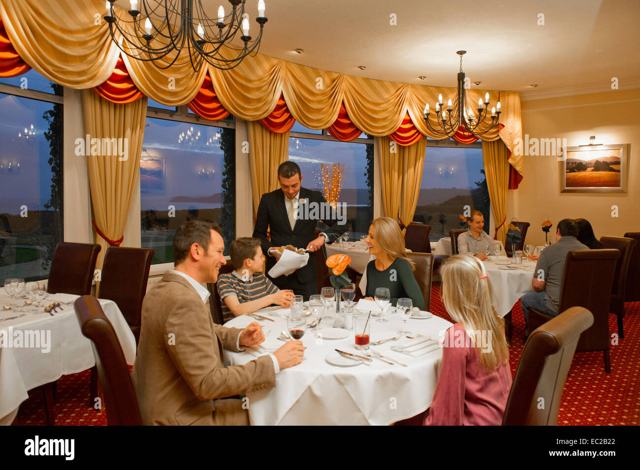Eine Familie setzte sich zum Abendessen im Restaurant des Hotels Stockfoto