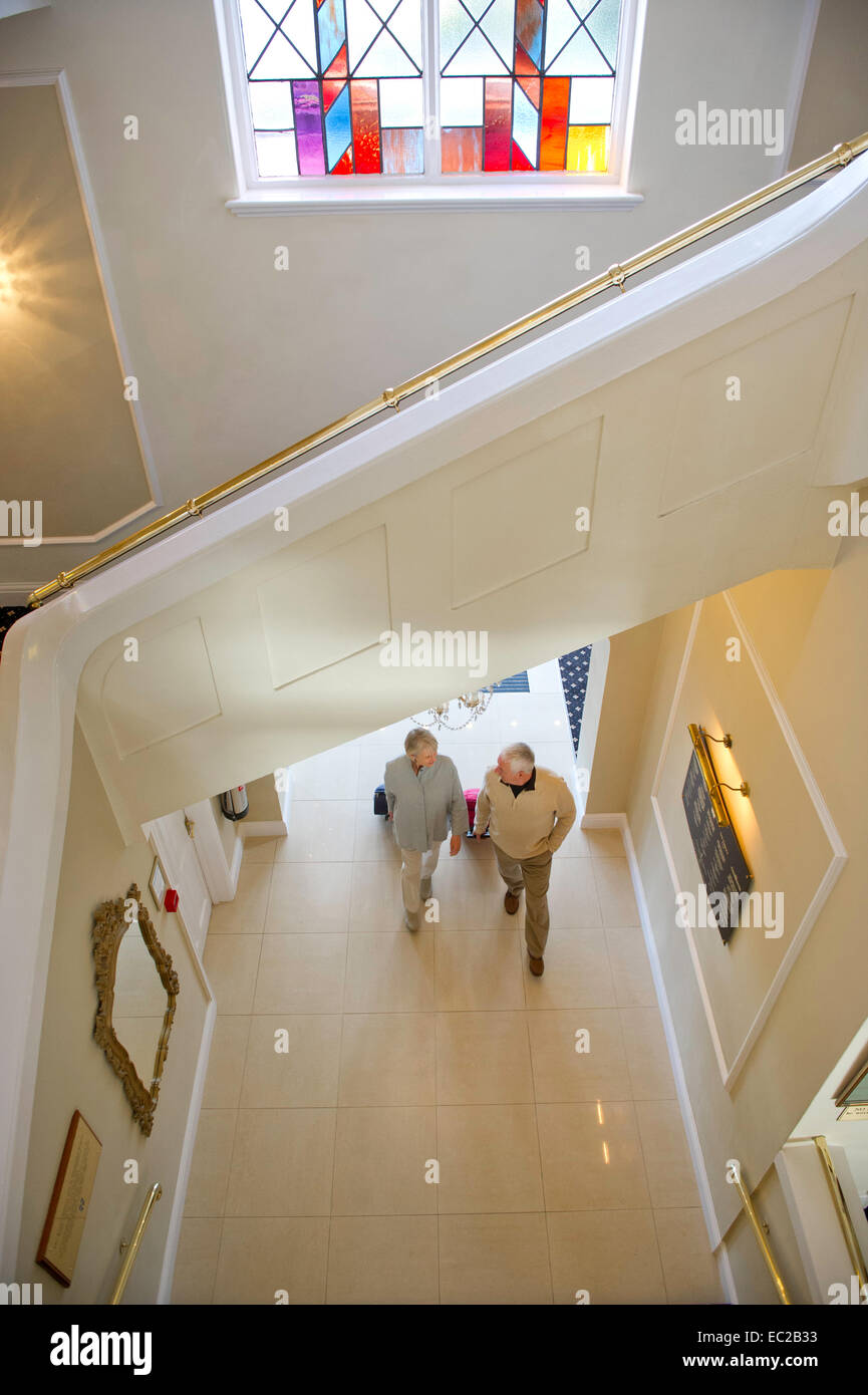 Ein älteres Ehepaar, die Ankunft in einer Hotel-lobby Stockfoto