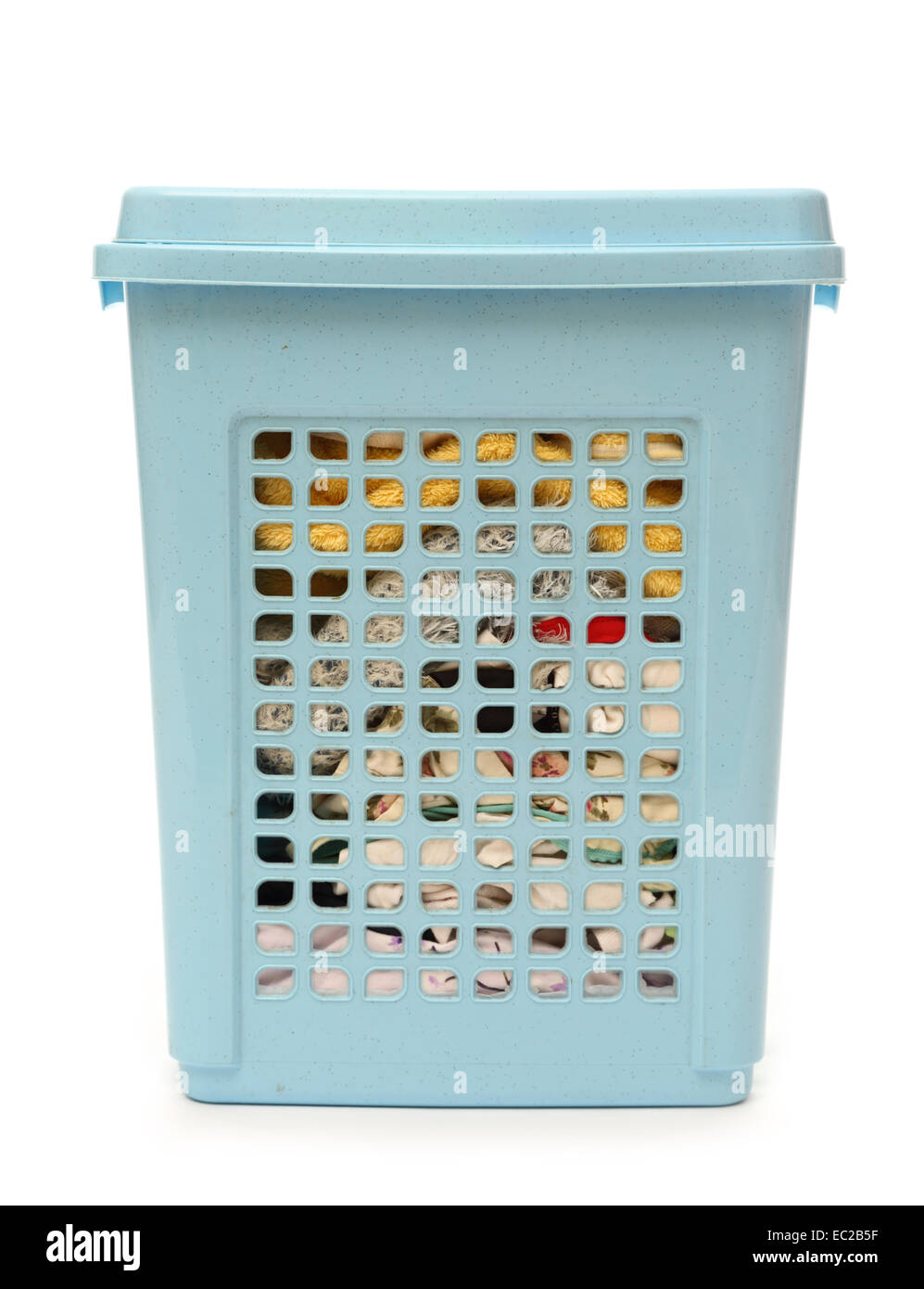 Blaue Kunststoff Korb voller Kleidung Stockfoto