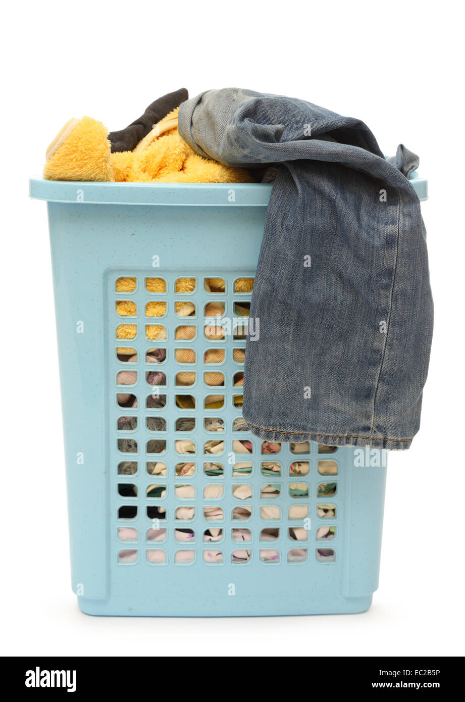 Blaue Kunststoff Korb voller Kleidung Stockfoto