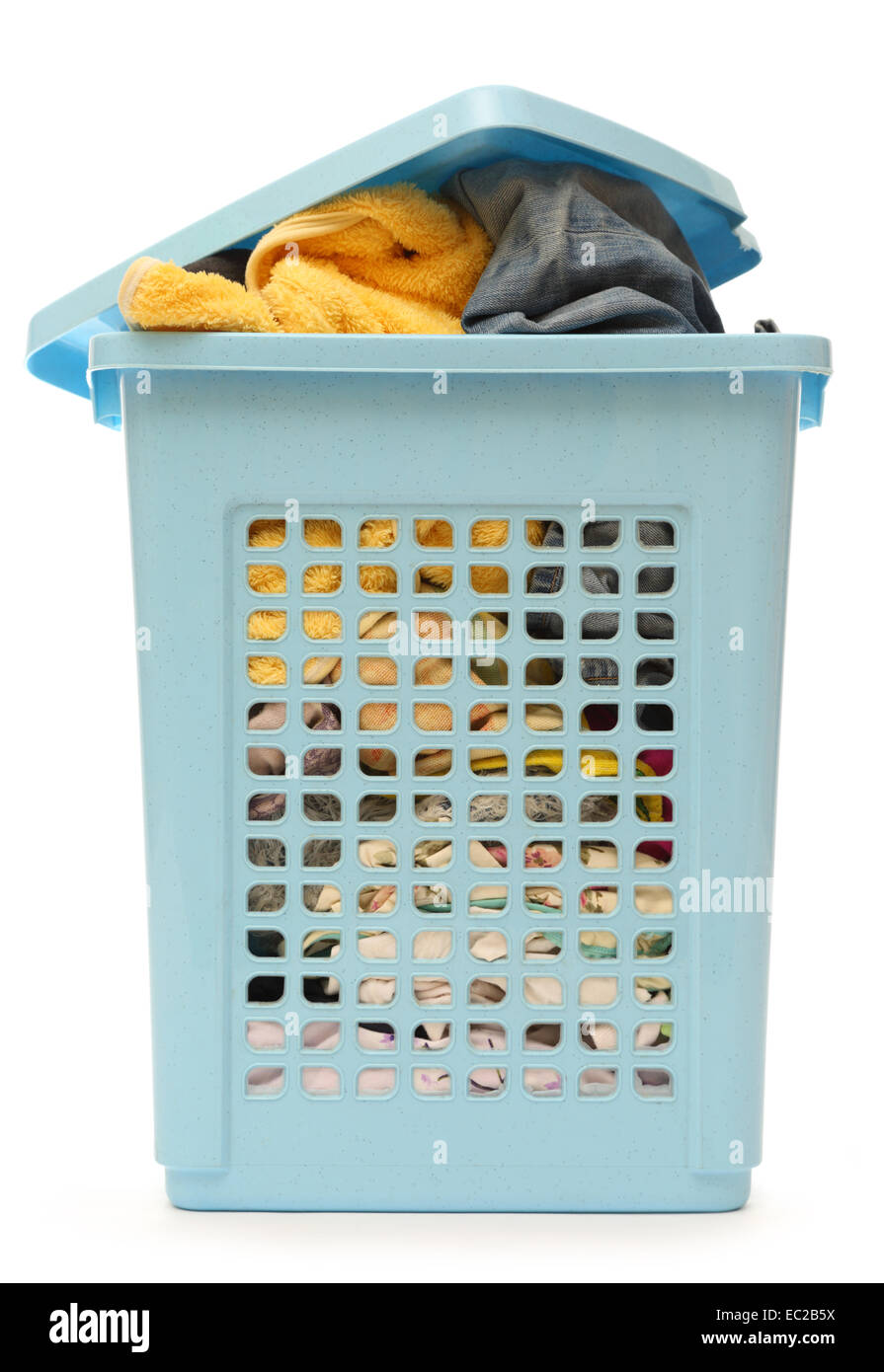 Blaue Kunststoff Korb voller Kleidung Stockfoto