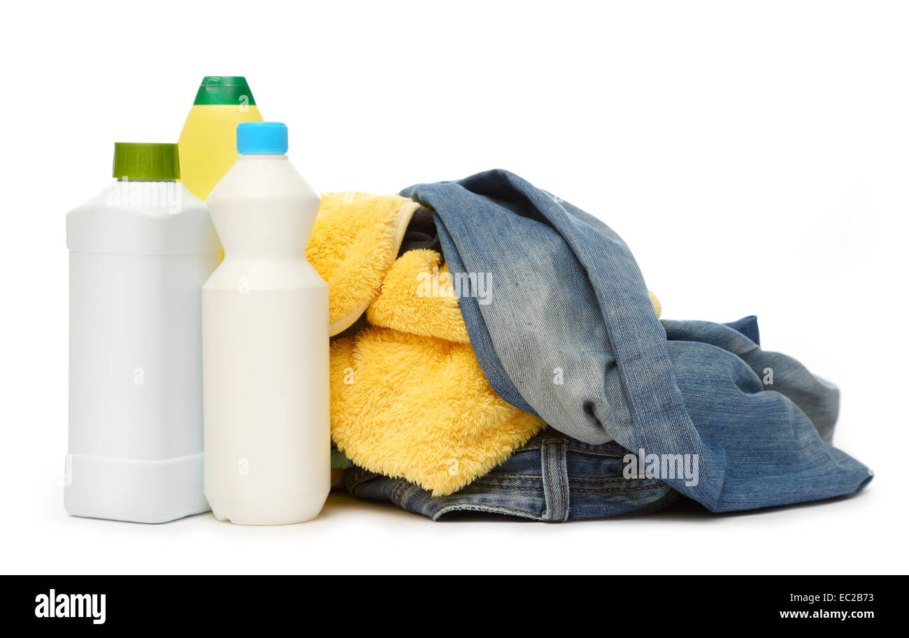 Haufen von Wasch- und Reinigungsmittel auf weißem Hintergrund Stockfoto