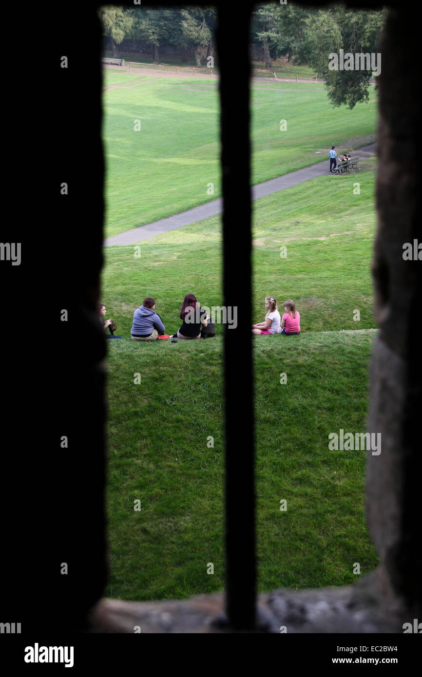 Menschen im Park gesehen durch alte Fensteröffnung Stockfoto
