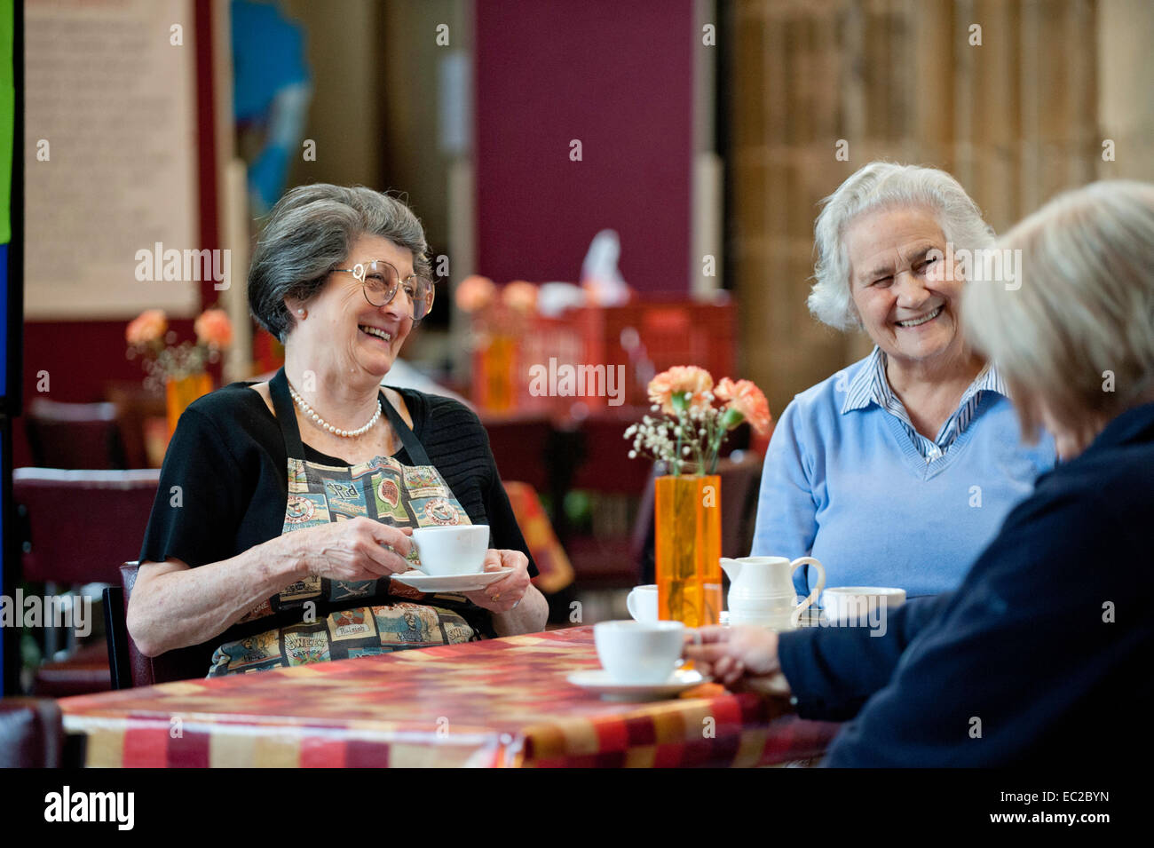 Ältere Frauen plaudern bei einer Tasse Tee Stockfoto
