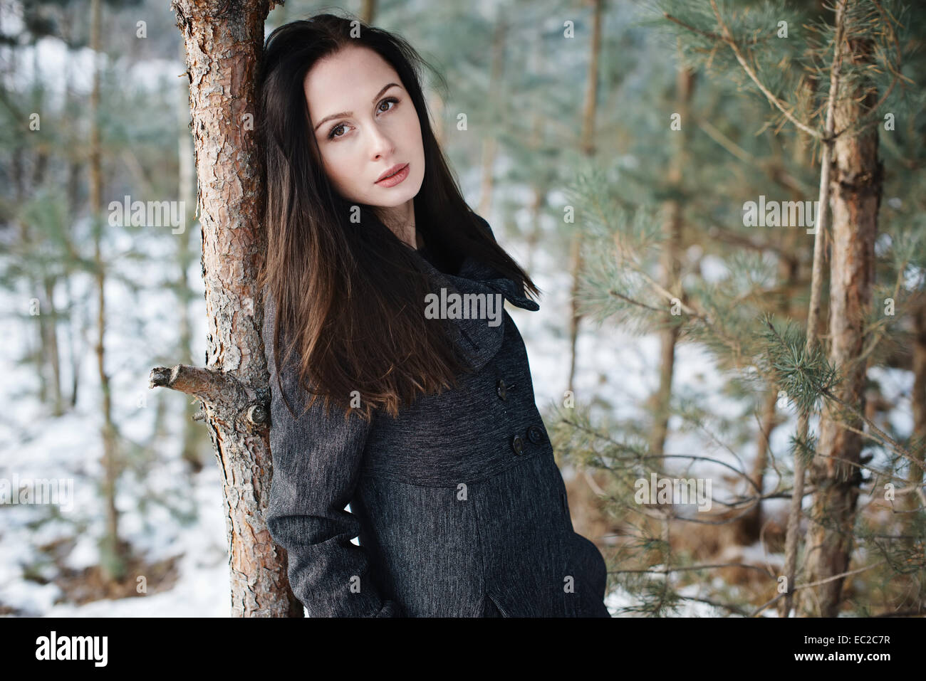 Mädchen allein im wald Fotos und Bildmaterial in hoher Auflösung Alamy