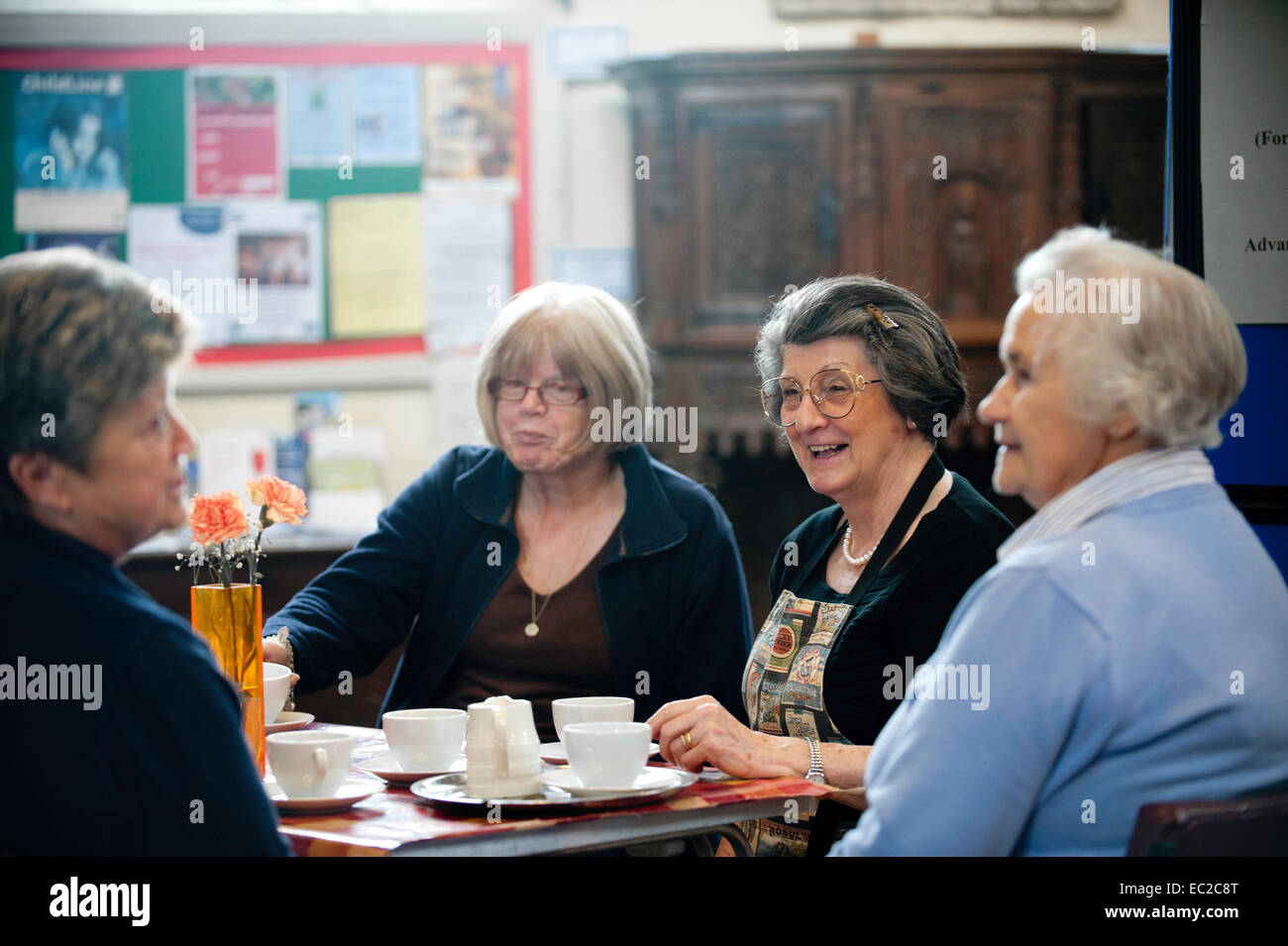 Ältere Frauen plaudern bei einer Tasse Tee Stockfoto
