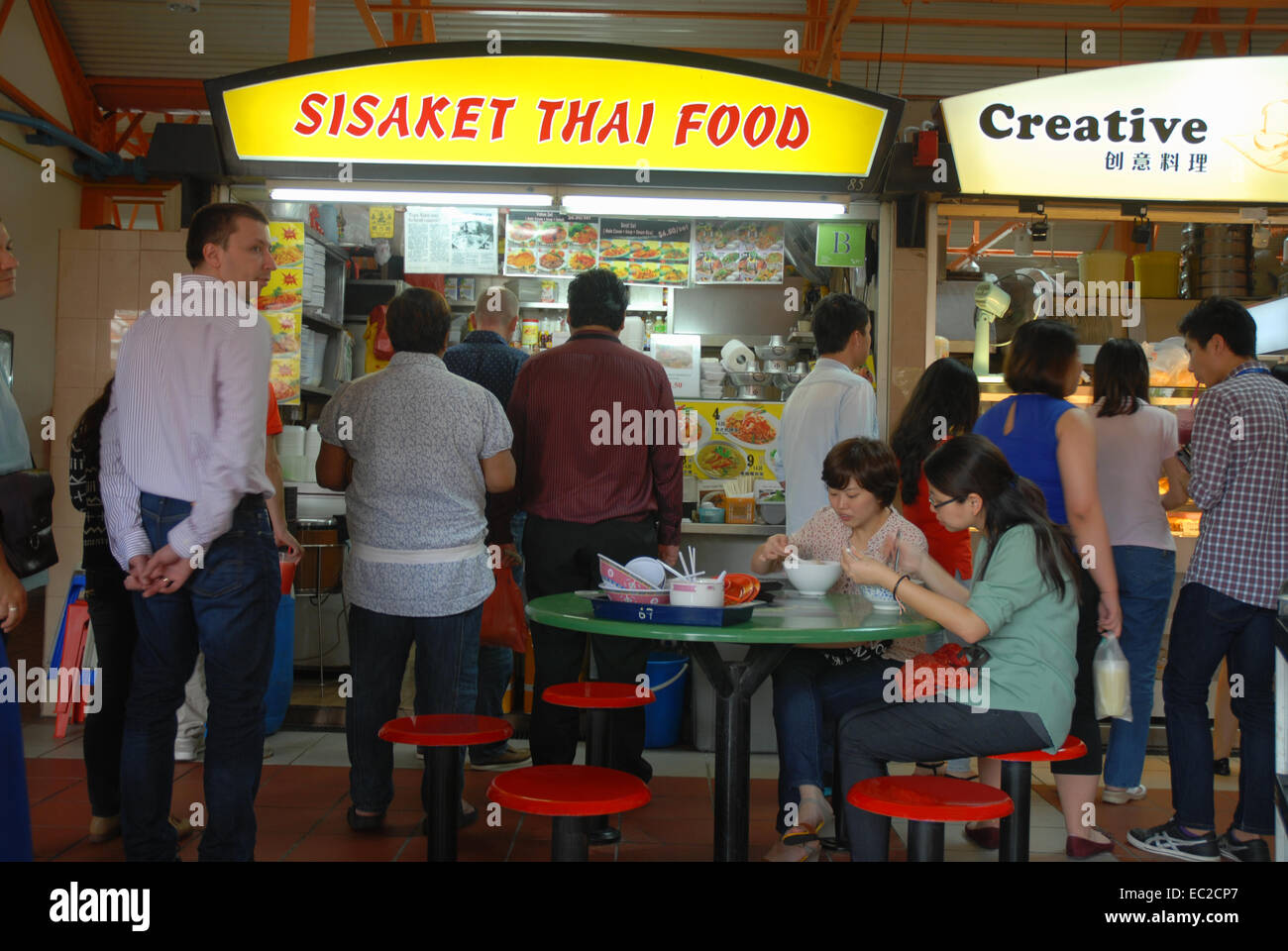 Sisaket thailändische Garküche am Mittag, Maxwell Food Centre, Chinatown, Singapur Stockfoto