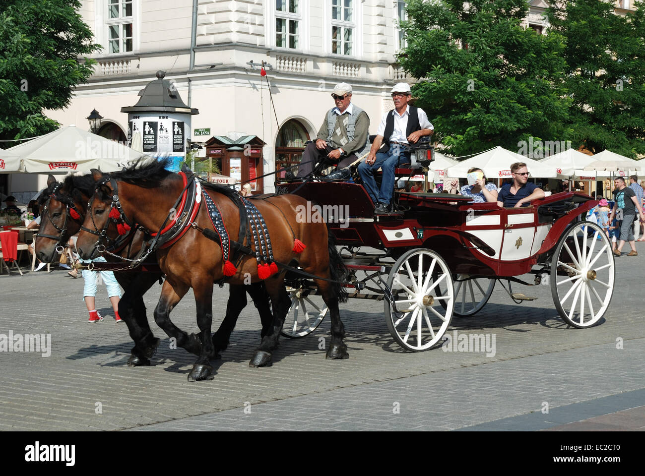 Pferdekutsche auf dem Hauptmarkt der Stadt Krakau in Polen. Stockfoto