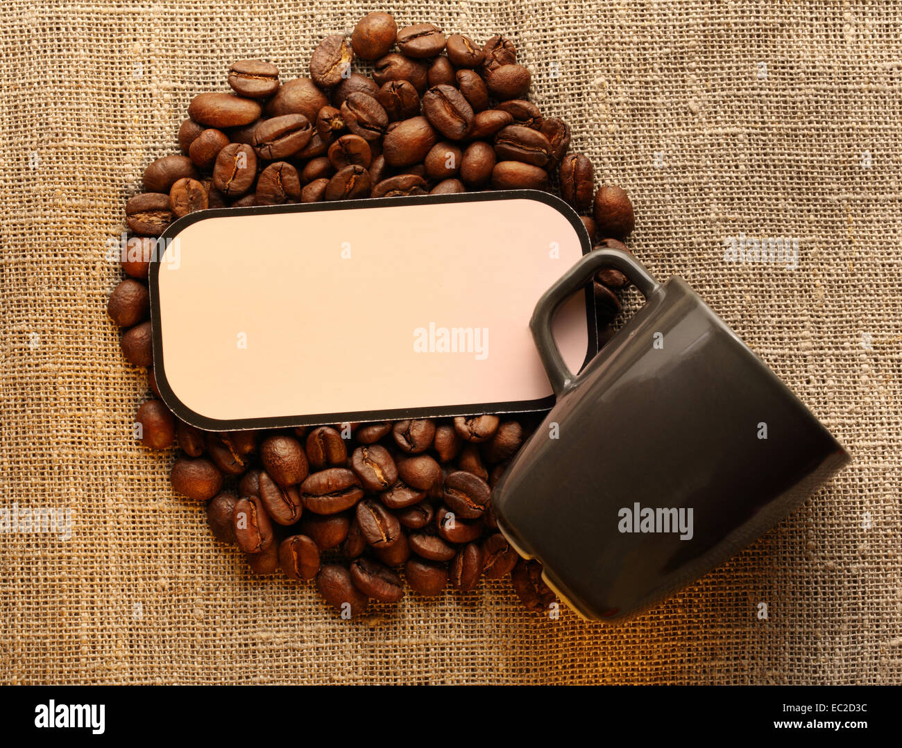 Braunen Kaffeebohnen mit Cup und leere Beschriftung am sack Stockfoto