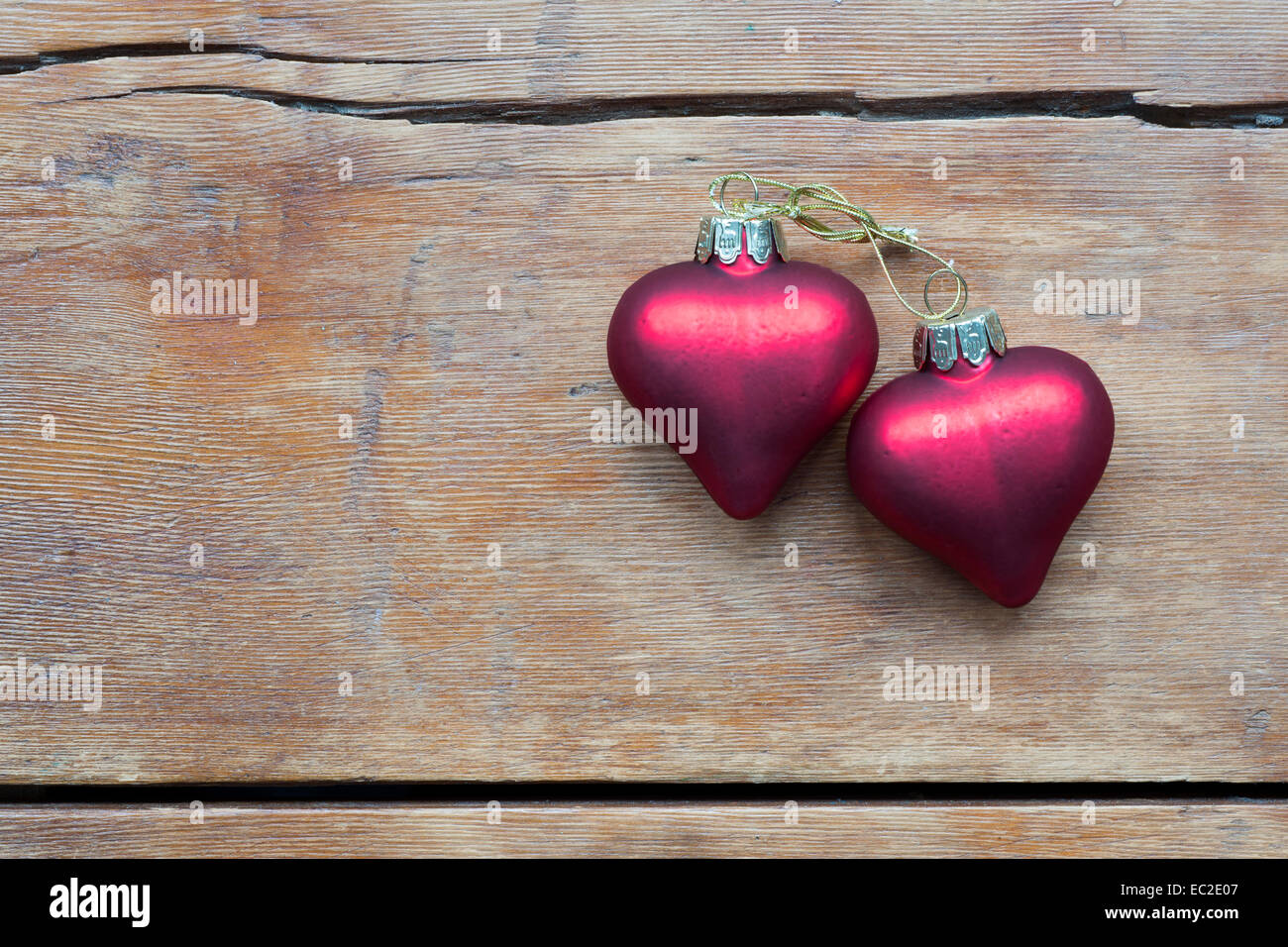 zwei verknüpfte Herzen auf Vintage Holztisch Stockfoto
