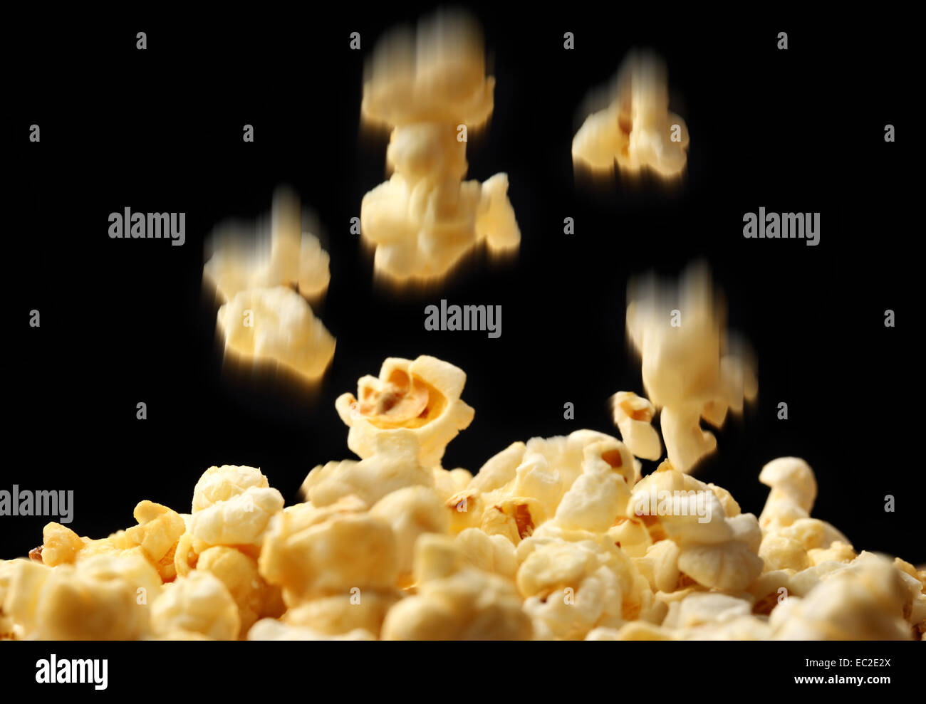 Popcorn, die herunterfallen auf schwarzem Hintergrund Stockfoto