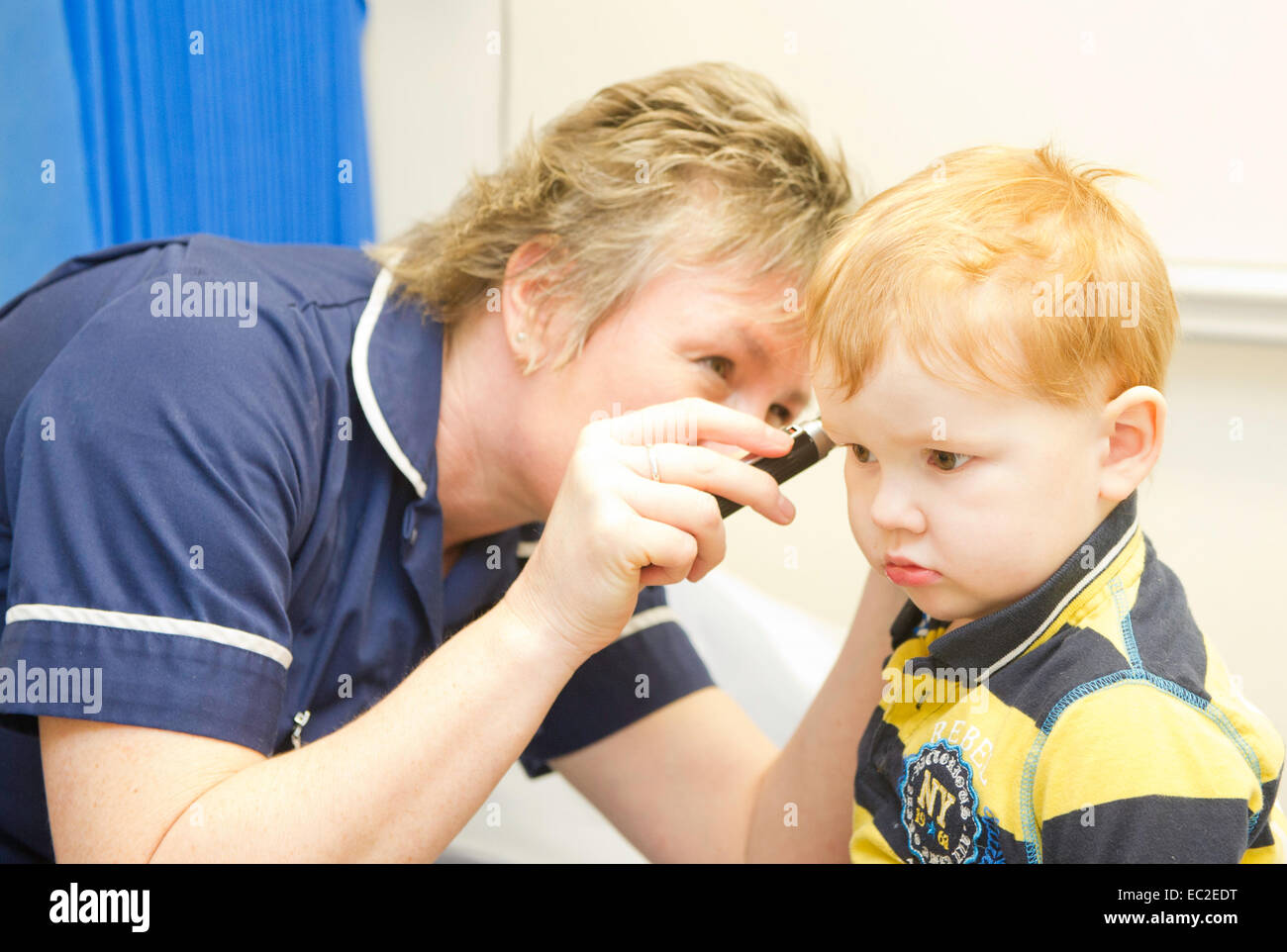Ein kleiner Junge auf die Ärzte Chirurgie haben einen Check up Stockfoto