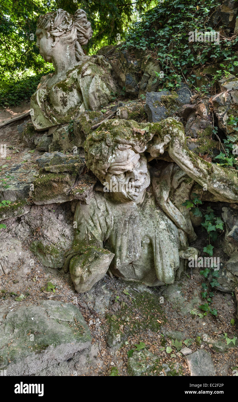 Groteske und gruselige Statuen ragen aus dem Boden im Waldgarten aus dem 18. Jahrhundert in der Villa Pisani, Stra, Veneto, Italien Stockfoto