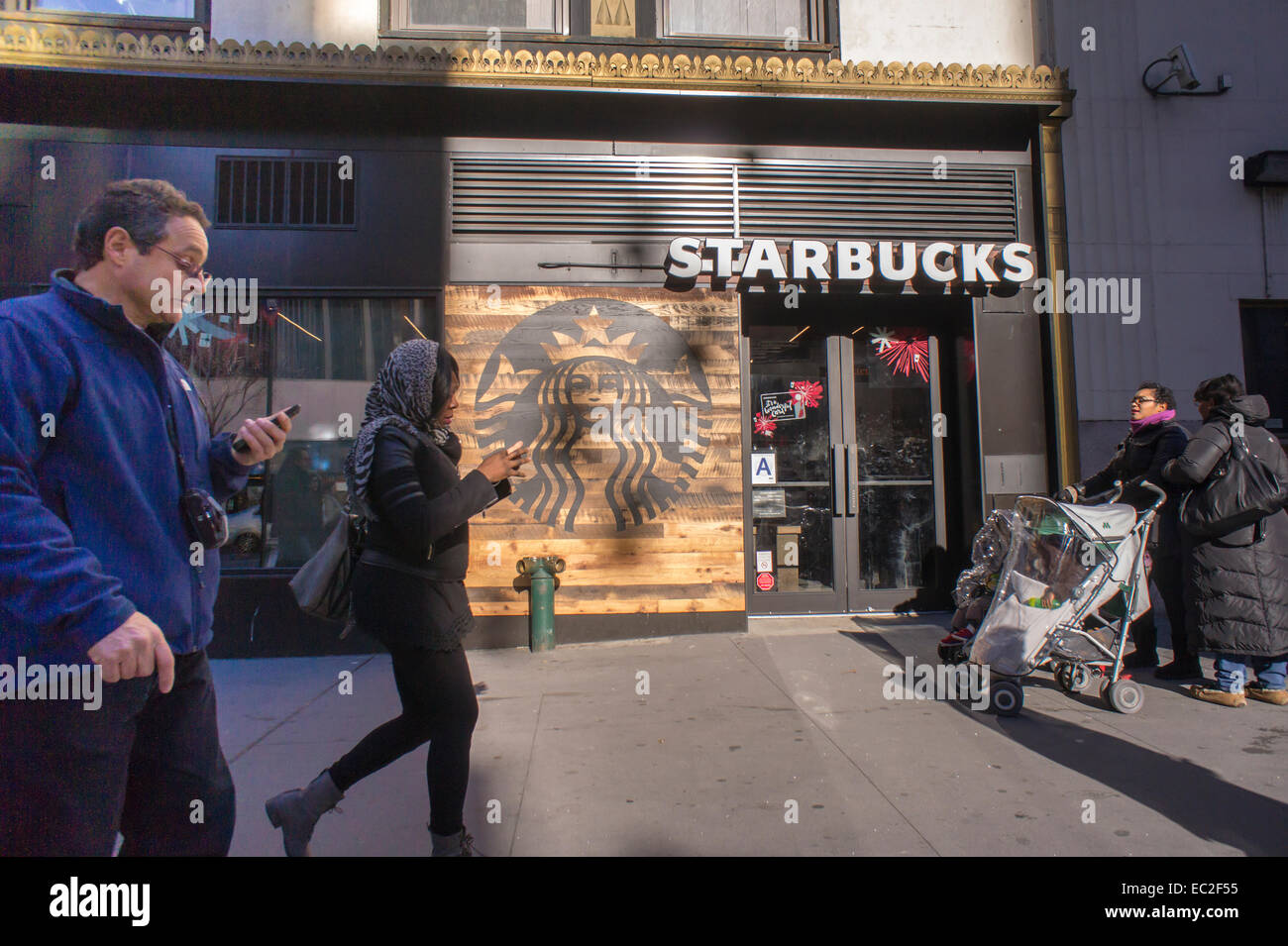 Ein Starbucks Café am West 34th Street in New York gesehen auf Sonntag, 7. Dezember 2014. (© Richard B. Levine) Stockfoto