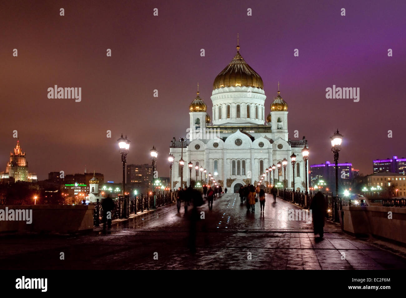Die Kathedrale von Christus der Retter in der Nacht. Moskau, Kathedrale von Christus der Erlöser und Patriarchal Brücke bei Nachtbeleuchtung Stockfoto