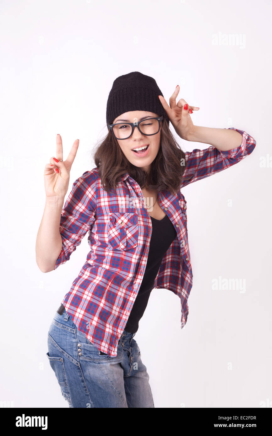 Niedliche Hipster Teenager-Mädchen mit Mütze Hut posiert, Blick in die Kamera Stockfoto