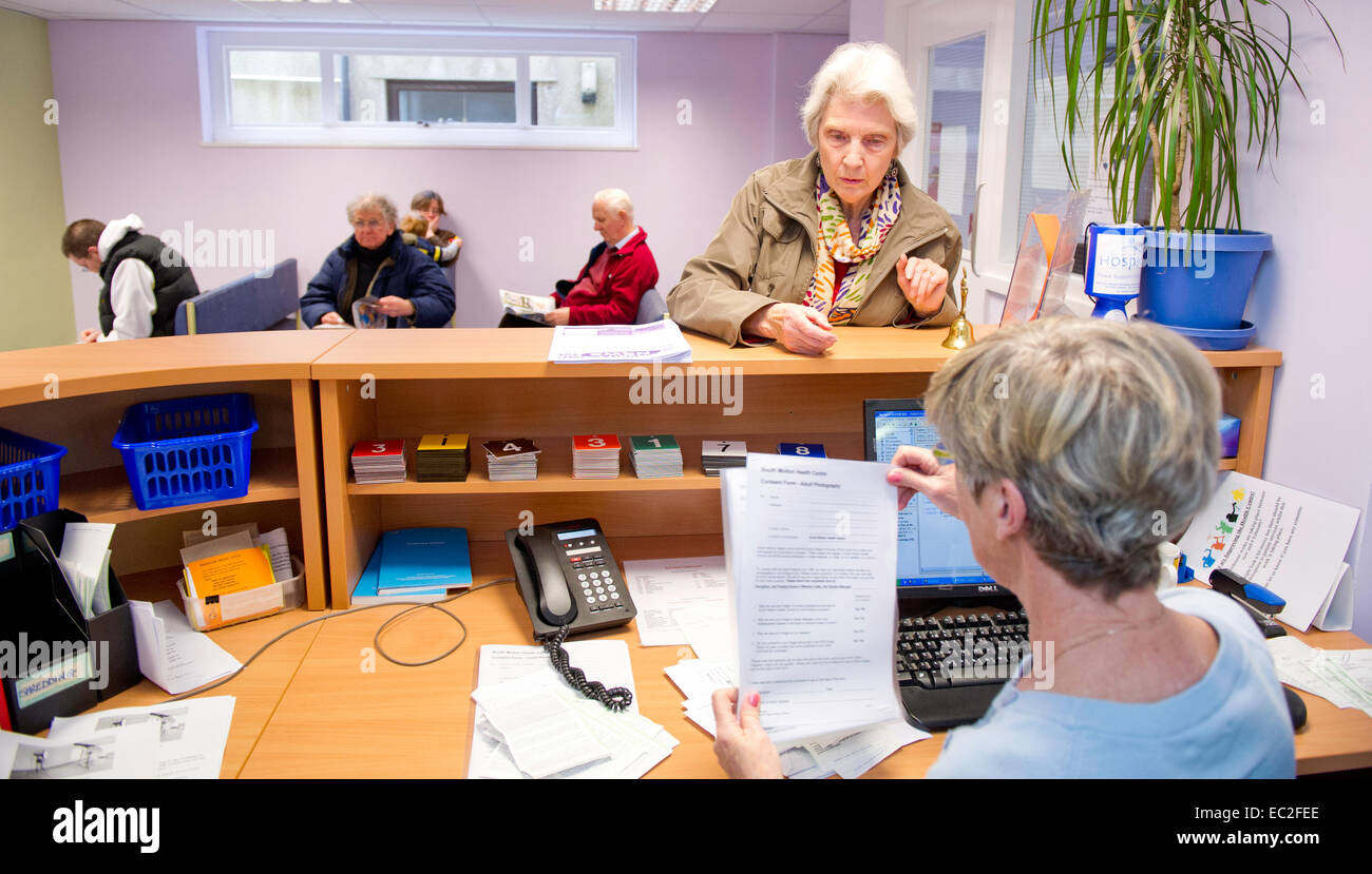 Eine NHS-Wartezimmer und Rezeption Stockfoto