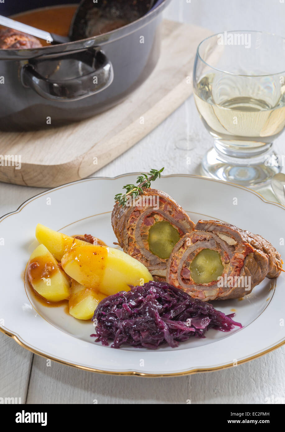 Roulade vom Rind mit Kartoffeln und Rotkohl. Stockfoto