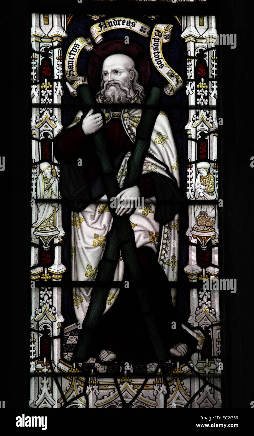 Ein Buntglasfenster von Herbert William Bryans, das den Heiligen Andreas mit einem Saltirekreuz zeigt, St Andrew's Church Letheringsett, Norfolk Stockfoto