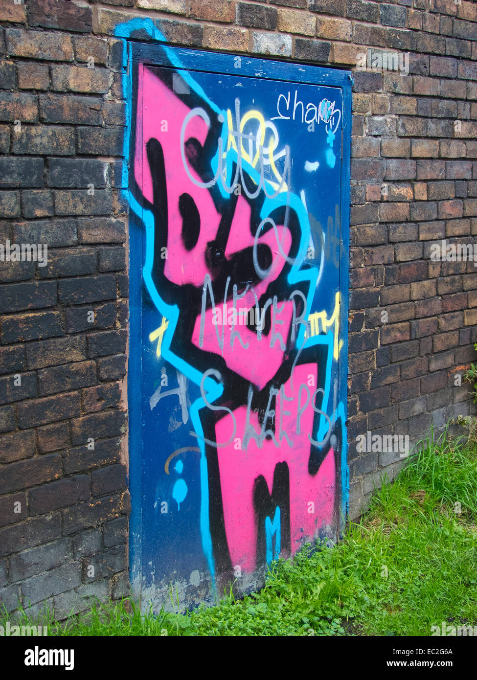 Geschändeter Außentüren beschmiert mit Graffiti, UK Stockfoto