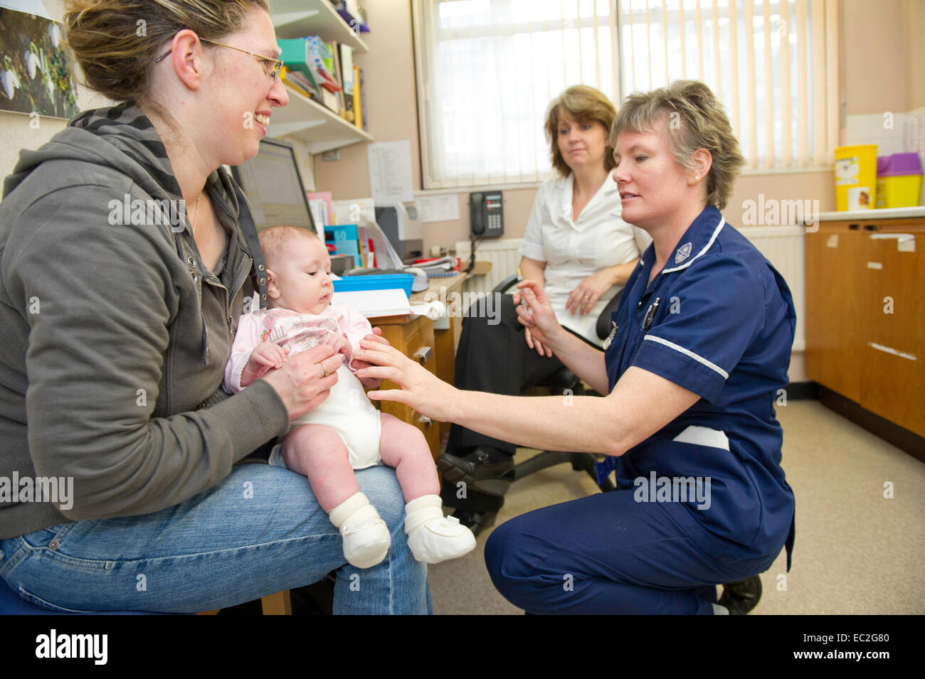 Eine NHS-Krankenschwester Untersuchung ein Patienten in einem medizinischen Zentrum-Zentrum Stockfoto