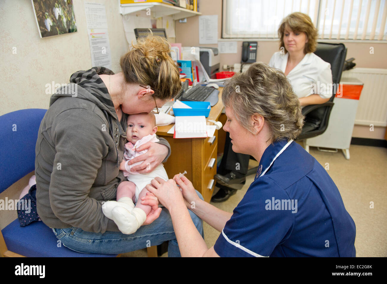 Eine NHS-Krankenschwester Untersuchung ein Patienten in einem medizinischen Zentrum-Zentrum Stockfoto