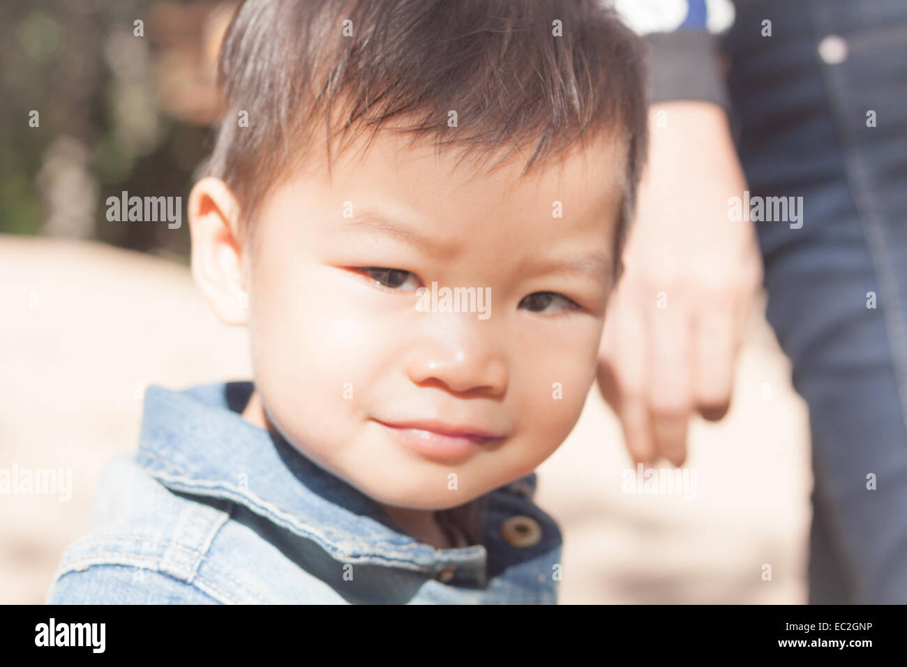 Kleine asiatische junge Blick in die Kamera, Foto Stockfoto