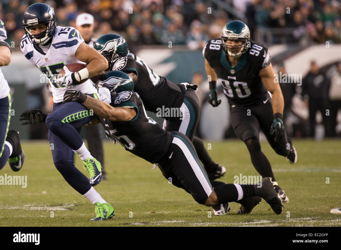 7. Dezember 2014: Seattle Seahawks Wide Receiver Jermaine Kearse (15) läuft mit dem Ball als Philadelphia Eagles im Linebacker Mychal Kendricks (95) und kostenlosen Sicherheits Malcolm Jenkins (27) versuchen, ihn zu senken während der NFL-Spiel zwischen den Seattle Seahawks und die Philadelphia Eagles am Lincoln Financial Field in Philadelphia, Pennsylvania. Die Seattle Seahawks gewann 24-14. Stockfoto