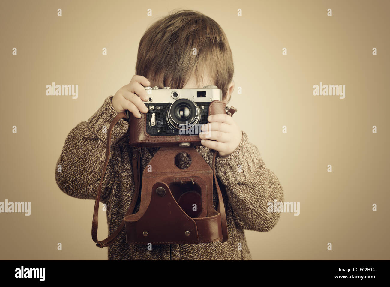 kleiner Junge mit alten Retro-Kamera fotografieren Stockfoto