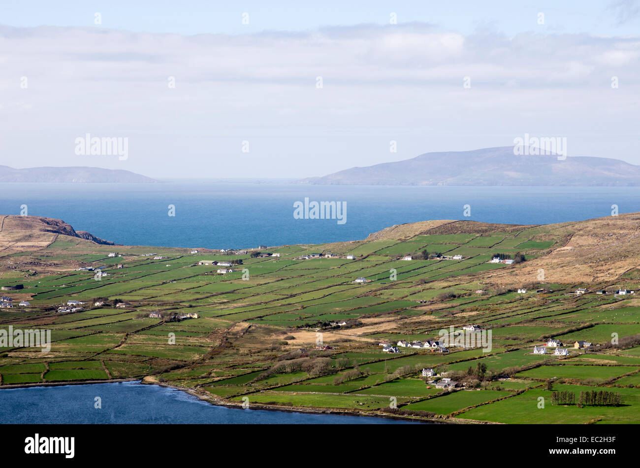 Ein Blick in Richtung Beginish Island aus dem Ring of Kerry, Irland. Stockfoto