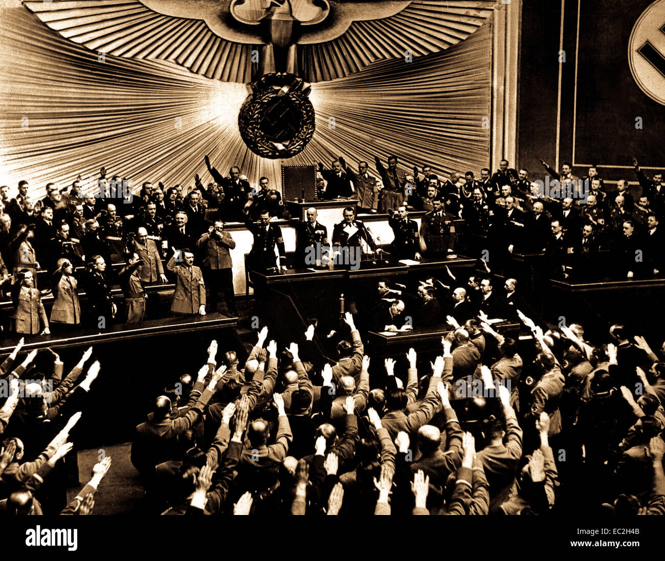 Hitler akzeptiert die ovationen der Reichstag nach der Bekanntgabe der 'friedlichen' Erwerb von Österreich. Es die Bühne zu Anhang der tschechoslowakischen Sudetenland, die zu einem Großteil von einer deutschsprachigen Bevölkerung bewohnt. Berlin, März 1938 Stockfoto