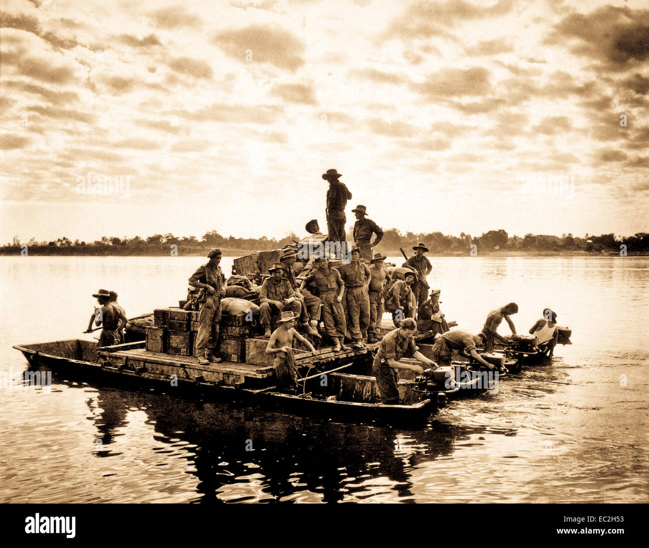 Ein Lastkahn, von Außenbordmotoren angetrieben, überquert den Irrawaddy Fluss in der Nähe von tigyiang, Burma. Die Männer, ihre Lkw und Munition machen die Überfahrt auf einmal in dieser Art und Weise. 30. Dezember 1944. Sgt. William lentz. (Armee) Stockfoto