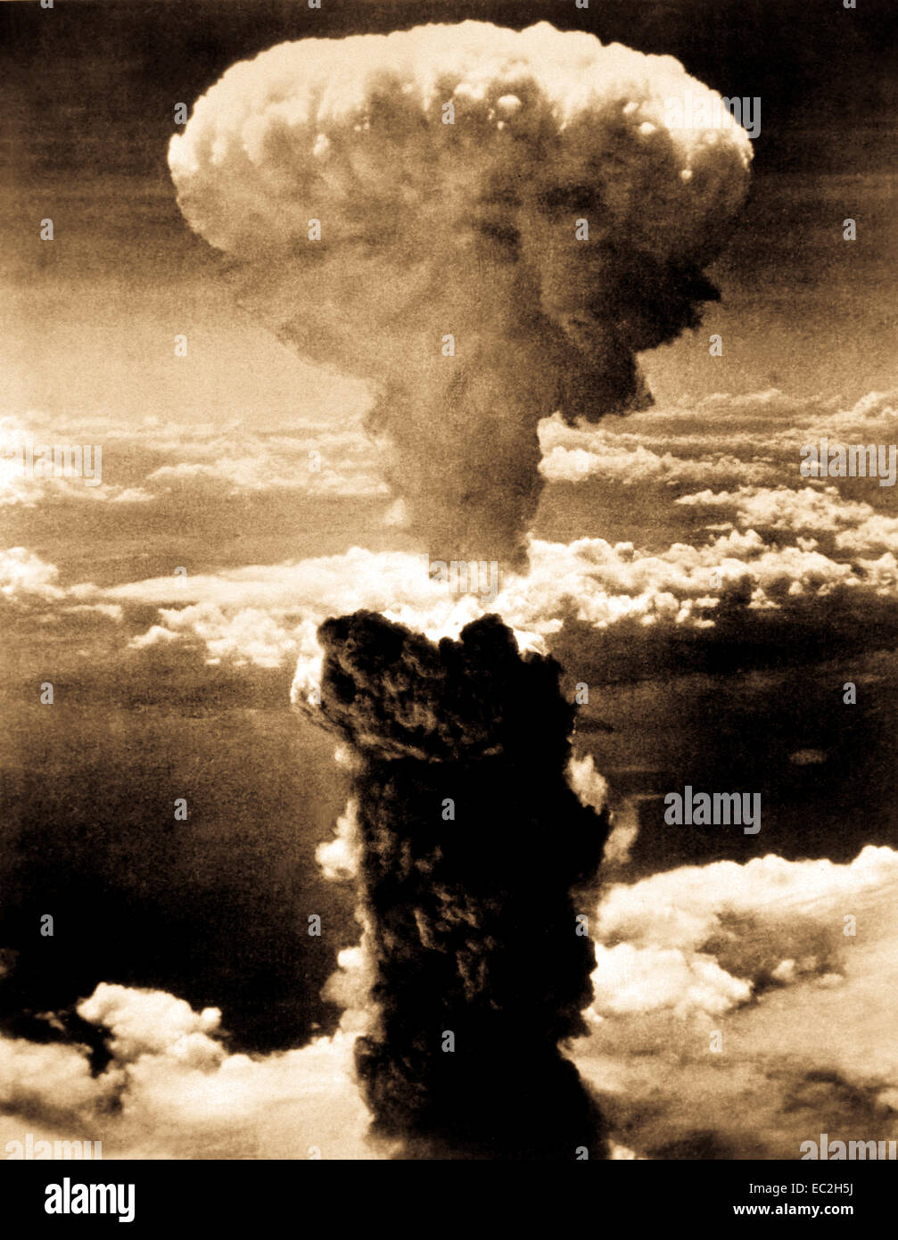 Eine dichte Rauchsäule steigt mehr als 60.000 Fuß in der Luft über die japanischen Hafen von Nagasaki, das Ergebnis einer Atombombe, die zweite überhaupt in der Kriegsführung verwendet werden, fiel auf das industrielle Zentrum 8, 1945 August, von einem US-amerikanischen B-29 Superfortress. Stockfoto