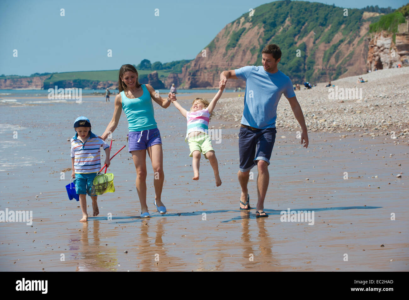 Familie am Strand von Sidmouth im Urlaub Spaß Stockfoto