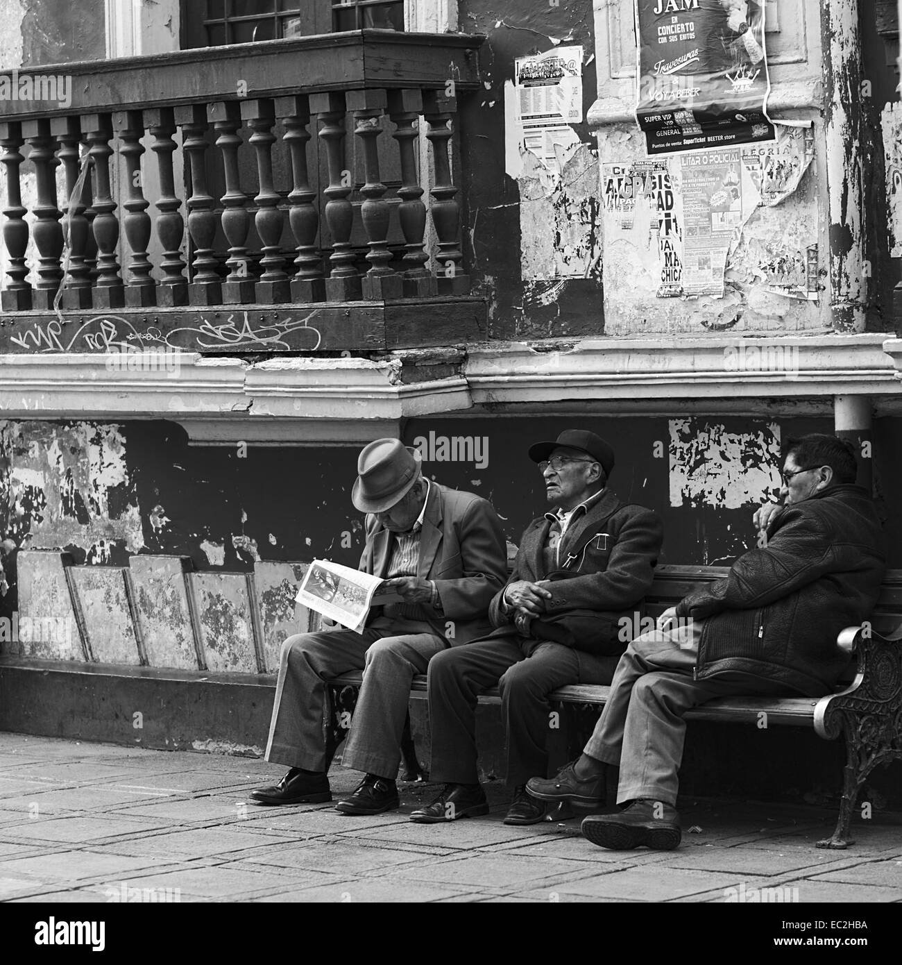 Männer sitzen auf einer Bank in Batalla de Pichincha Fußgängerzone in der Innenstadt von La Paz, Bolivien Stockfoto