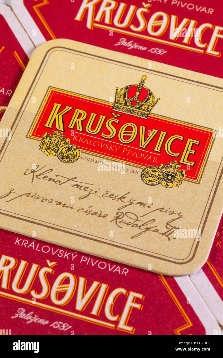 Brno, Czech Republik-August 1, 2014:Beermats von Krusovice Bier. Königliche Brauerei Krusovice 1561, gegründet von Kaiser Rudolph ich gekauft Stockfoto