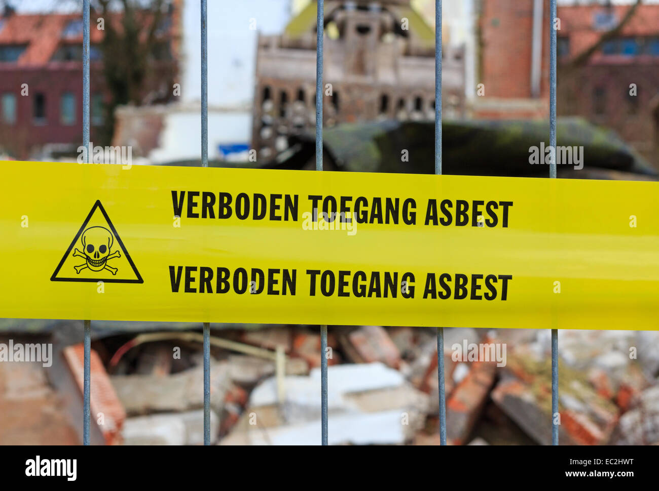 Gelbes Band auf Zaun mit niederländischen Text kein Hausfriedensbruch Asbest vor Abriss-Baustelle Stockfoto