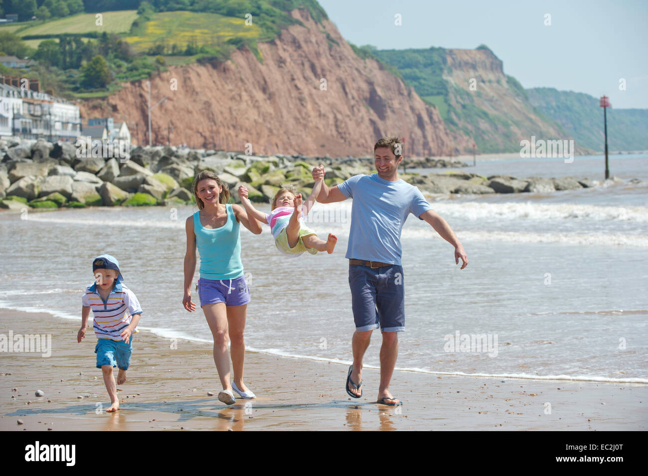 Familie am Strand von Sidmouth im Urlaub Spaß Stockfoto