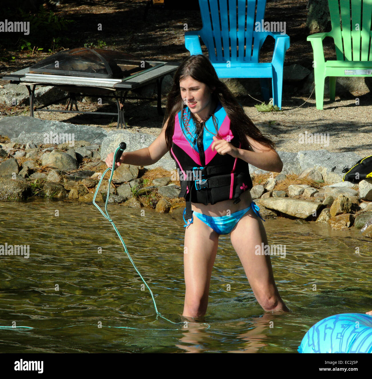 Junge Teenager-Mädchen weiblich in einem Bikini und Leben Weste, immer bereit, Wasser-Ski. Stockfoto