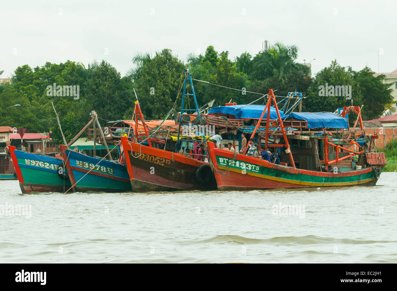 Boote vor Anker im Mekong-Fluss, Can Tho, Vietnam Stockfoto