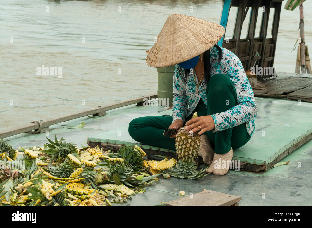 Ananas schneiden am schwimmenden Markt in Cai Rang, Vietnam Stockfoto