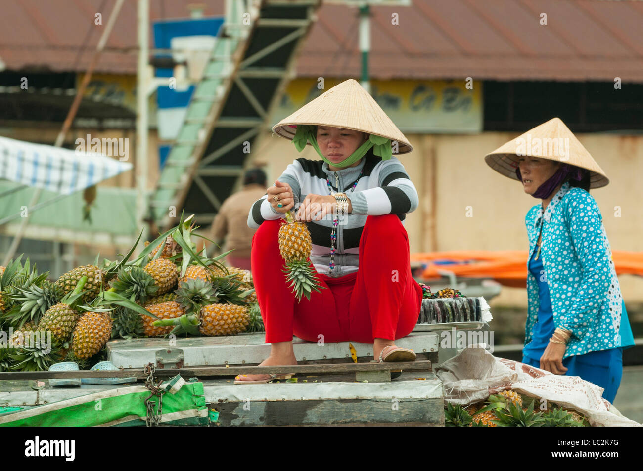Ananas-Verkäufer am schwimmenden Markt auf Mekong bei Cai klingelte, Vietnam Stockfoto