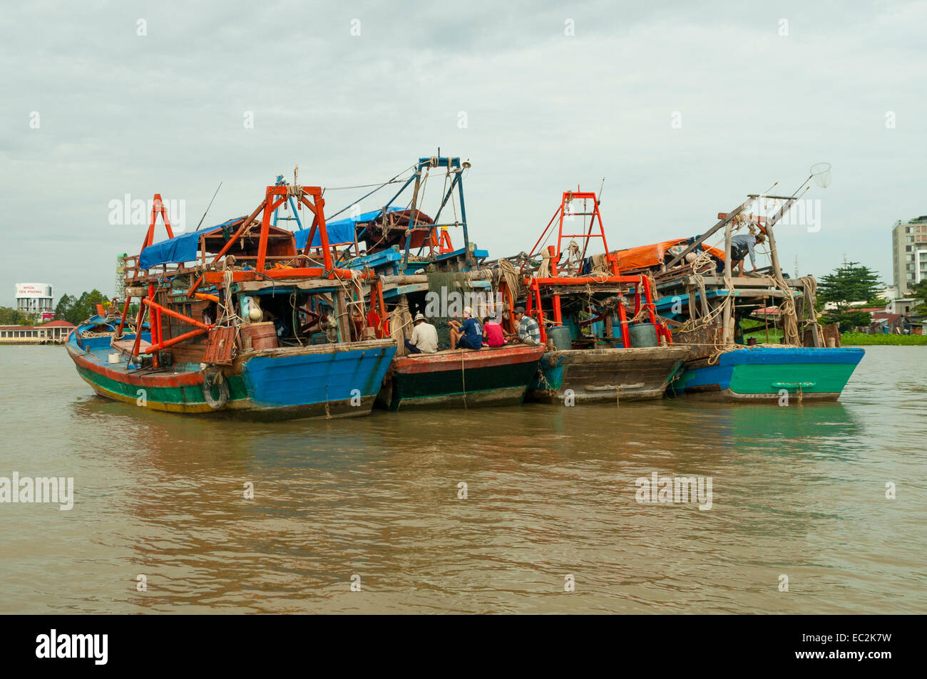 Boote vor Anker im Mekong-Fluss, Can Tho, Vietnam Stockfoto